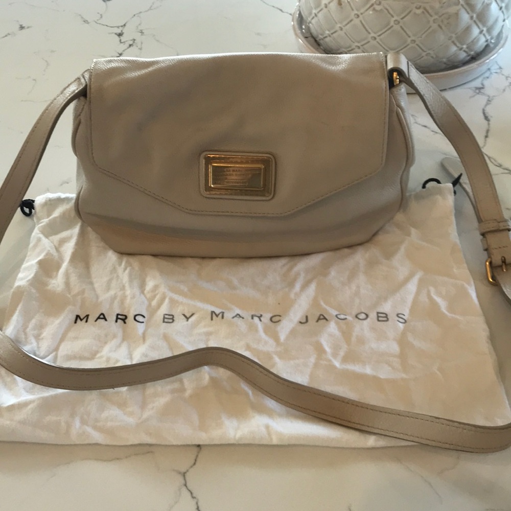 MARC BY MARC JACOBS cream colored cross body